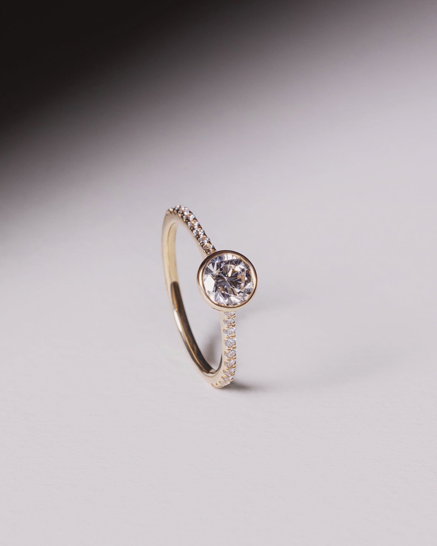 Bezel Set Solitaire Engagement Ring w. Diamond Band (White Gold)