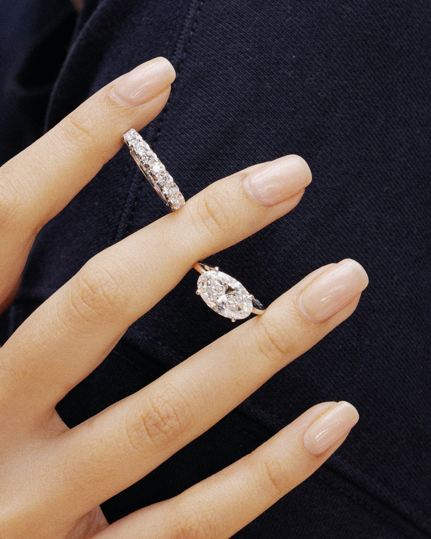 Oval East-West Solitaire w. Hidden Halo (Rose Gold)