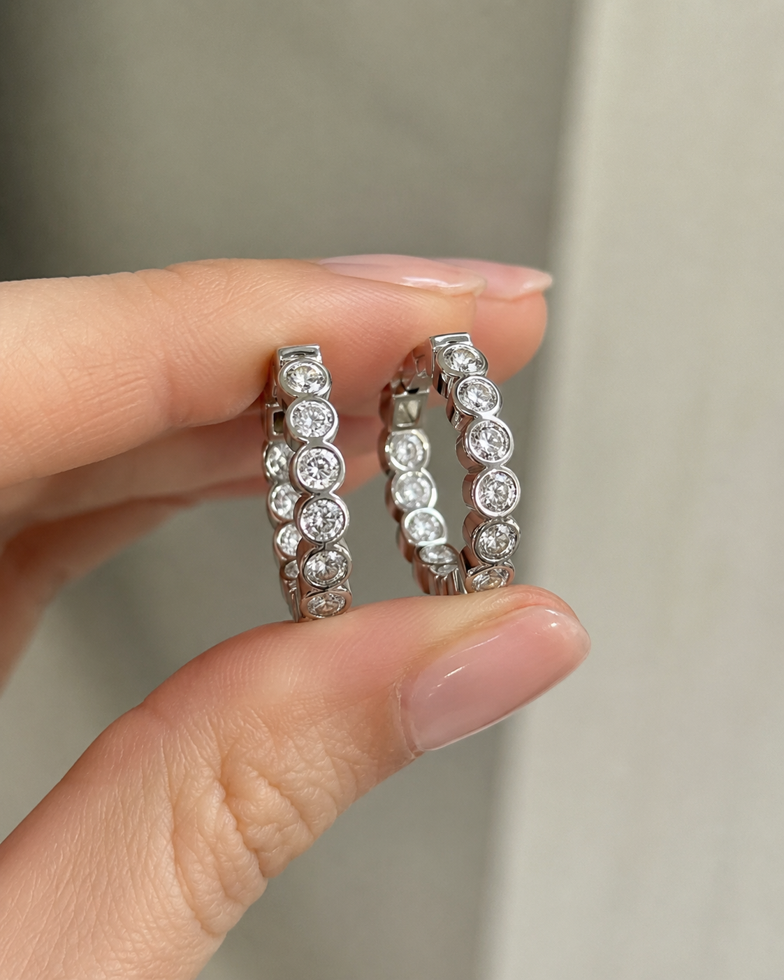 14mm Bezel Hoops w. Diamonds (White Gold)