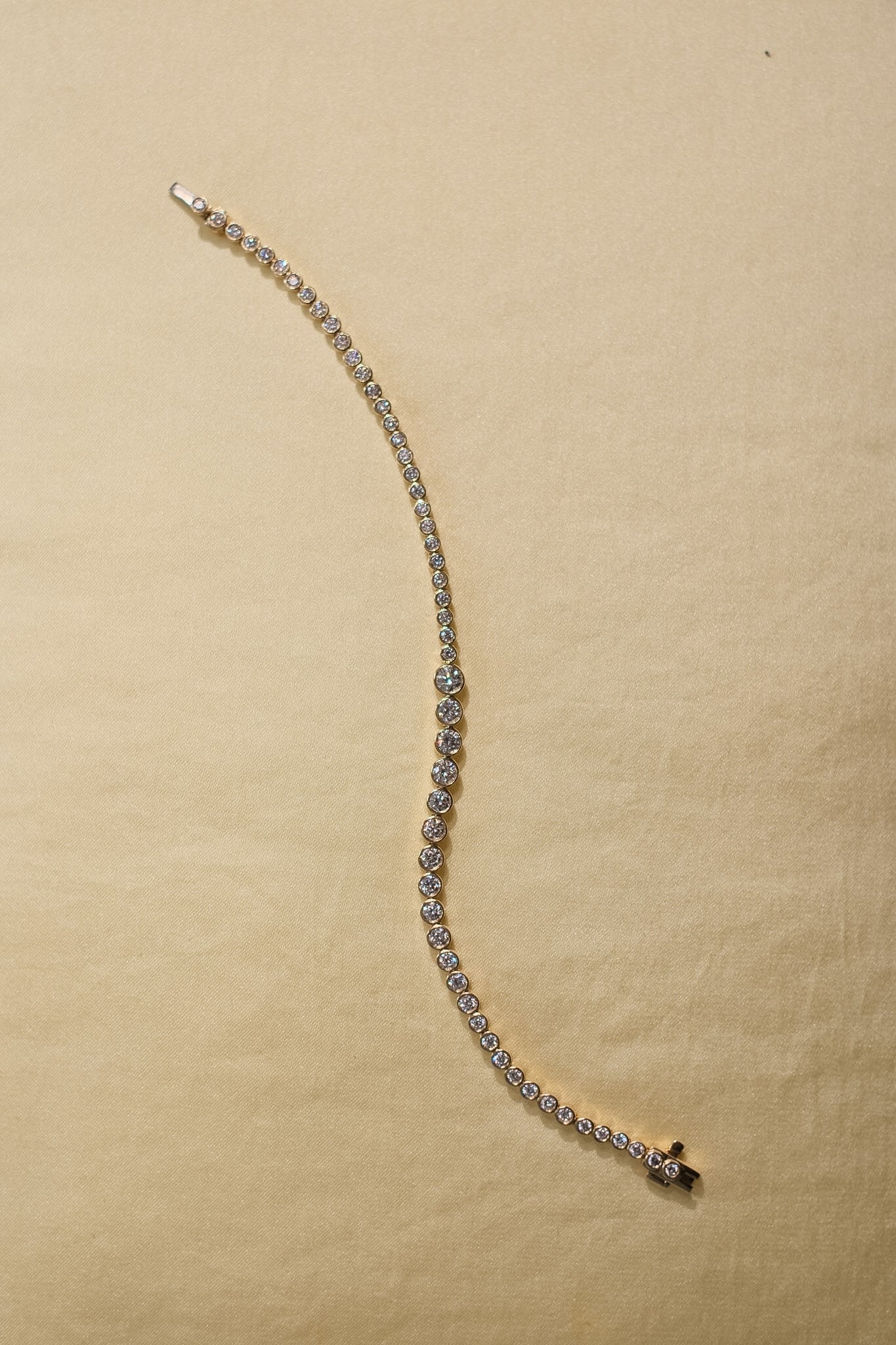 2.5 ct Gradual Bezel Set Tennis Bracelet (Yellow Gold)
