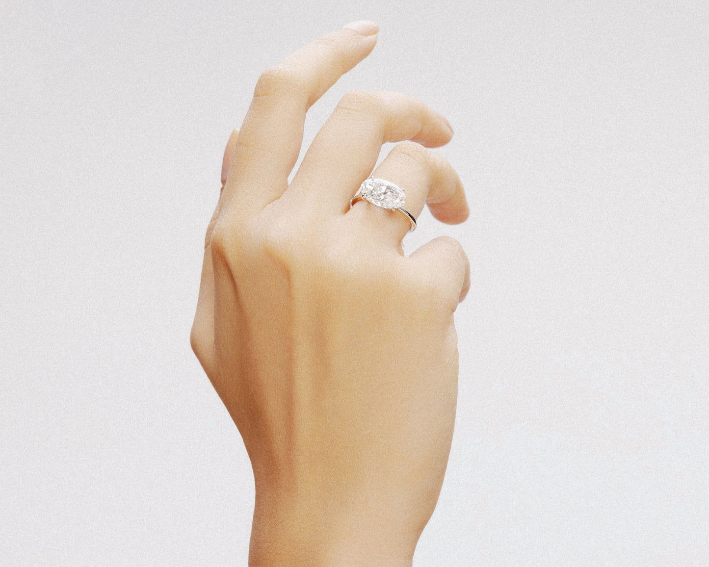 Oval East-West Solitaire w. Hidden Halo (Rose Gold)